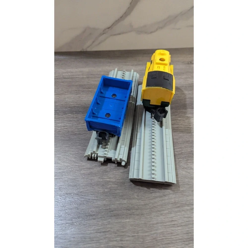 Lionel Crayola Imagination Express Train Set Engine Cargo Car Toy  2 track parts